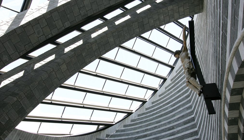 L'intérieur de la petite église de Mogno, au Tessin, construite entre 1992 et 1994 à partir d'un projet de l'architecte luganais Mario Botta. L'intérieur de la petite église de Mogno, au Tessin, construite entre 1992 et 1994 à partir d'un projet de l'architecte luganais Mario Botta. / KEYSTONE/Martial Trezzini