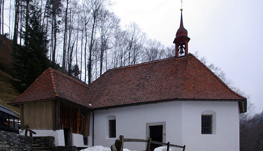 La chapelle supérieure de Ranft, et à gauche l'ermitage du frère Nicolas La chapelle supérieure de Ranft, et à gauche l'ermitage du frère Nicolas / ©Wikimedia Commons/Berthold Werner/Public domain