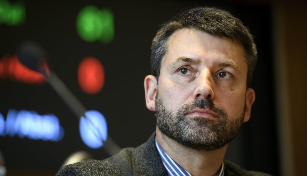 Face au silence des autorités fédérales quant à la reprise des offices religieux, Gottfried Locher, président de l'EERS, a interpellé le Conseil fédéral via Twitter. Face au silence des autorités fédérales quant à la reprise des offices religieux, Gottfried Locher, président de l'EERS, a interpellé le Conseil fédéral via Twitter. / Keystone / Anthony Anex