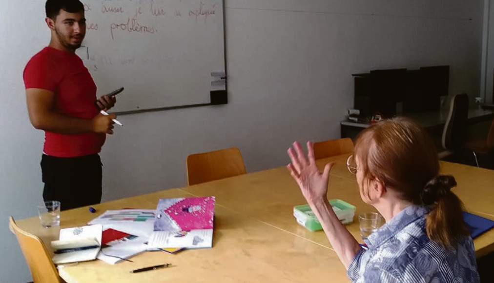Ricardo, l'un des jeunes du projet «Droit à l'école, droit à un avenir», en séance de soutien scolaire avec Regula, bénévole. Ricardo, l'un des jeunes du projet «Droit à l'école, droit à un avenir», en séance de soutien scolaire avec Regula, bénévole. / ©DR