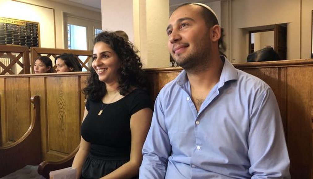 Farah Hocine et Simon Bismuth font visiter la synagogue de la Chaux-de-Fonds Farah Hocine et Simon Bismuth font visiter la synagogue de la Chaux-de-Fonds / ©Gabrielle Desarzens/RTSreligion