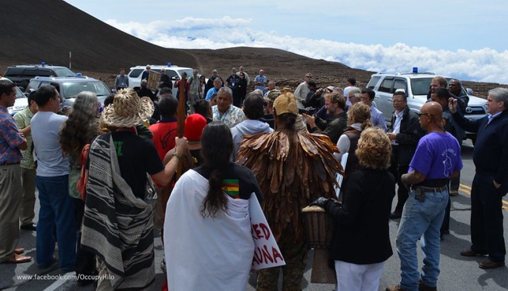 Habitants de Mauna Kea protestant contre la construction d'un téléscope géant Habitants de Mauna Kea protestant contre la construction d'un téléscope géant / ©Flikr/Occupy Hilo/CC BY-SA 2.0