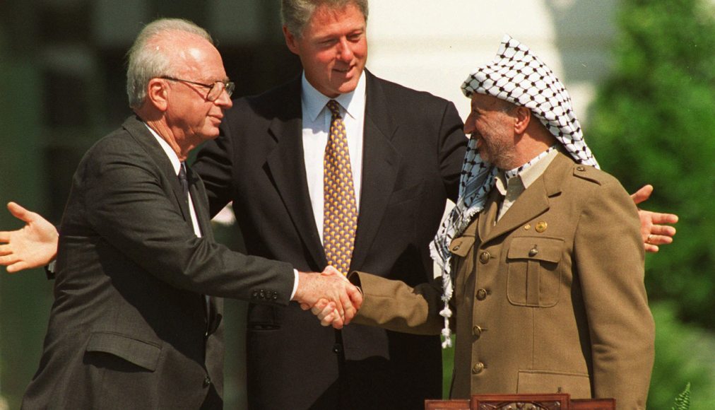 Le 13 septembre 1993 à la Maison-Blanche, les accords d’Oslo sont signés. De gauche à droite: Yitzhak Rabin, Bill Clinton et Yasser Arafat Le 13 septembre 1993 à la Maison-Blanche, les accords d’Oslo sont signés. De gauche à droite: Yitzhak Rabin, Bill Clinton et Yasser Arafat / ©KEYSTONE/AP Photo/Ron Edmonds