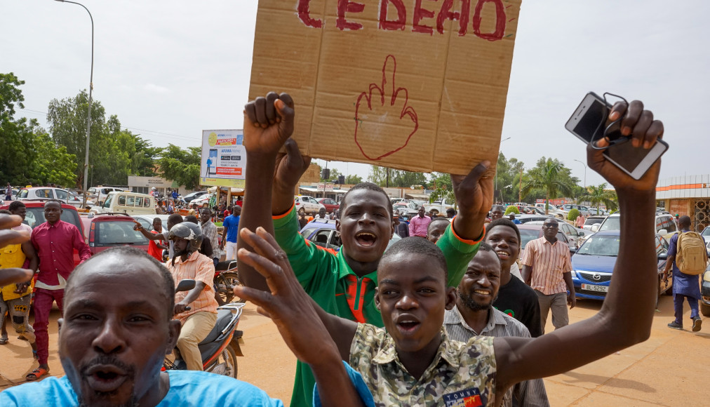Des milliers de partisans de la junte se sont rassemblés, le 6 août 2023, dans un stade pour manifester leur soutien au coup d'État militaire. Des milliers de partisans de la junte se sont rassemblés, le 6 août 2023, dans un stade pour manifester leur soutien au coup d'État militaire. / Keystone