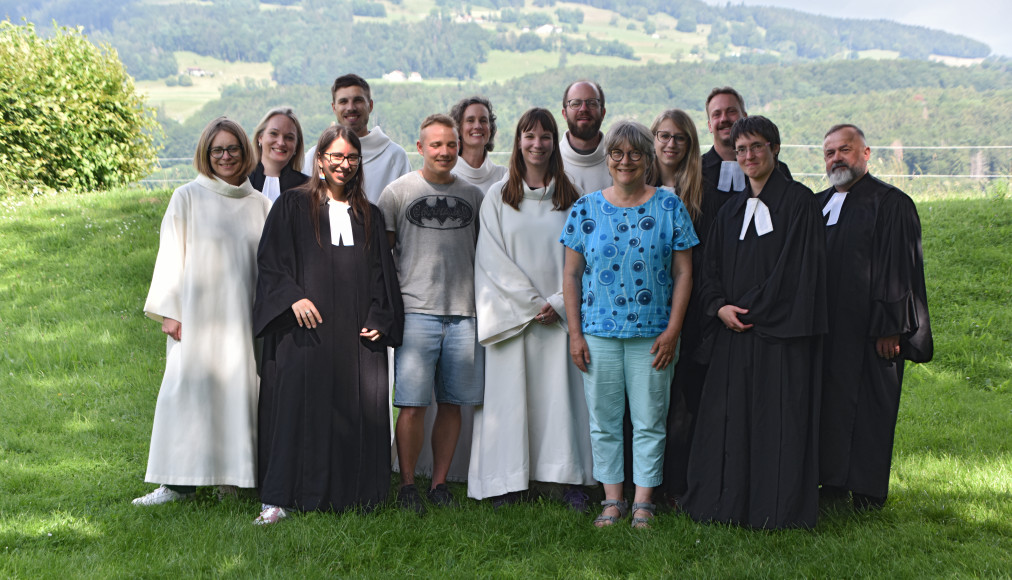De gauche à droite: Joëlle Pasche, Marie Cénec, Noémie Emery, Jules Neyrand (absent lors de la cérémonie), Cécil Guinand, Véronique Monnard, Monika Bovier (rejoint en septembre l’Eglise réformée du Valais), Samuel Ramuz, Marlène Baumann, Julia Durgnat, Thomas Keller, Estelle Pastoris, Olivier Delachaux. Absent de la photo: Philippe Poulin. De gauche à droite: Joëlle Pasche, Marie Cénec, Noémie Emery, Jules Neyrand (absent lors de la cérémonie), Cécil Guinand, Véronique Monnard, Monika Bovier (rejoint en septembre l’Eglise réformée du Valais), Samuel Ramuz, Marlène Baumann, Julia Durgnat, Thomas Keller, Estelle Pastoris, Olivier Delachaux. Absent de la photo: Philippe Poulin. / ©DR
