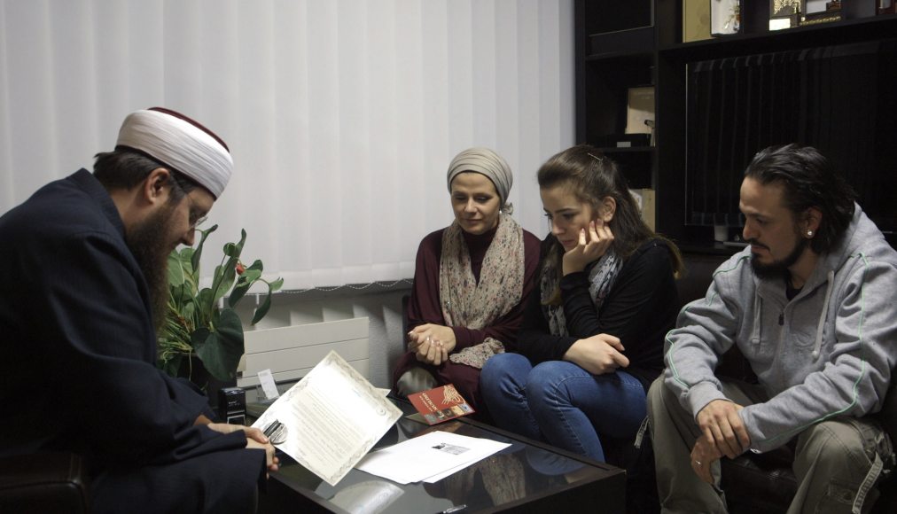 Scène-clé du film, la conversion de Gioia, entourée de sa mère Myriam et de Franco, le mari de celle-ci, chez l'imam Nicolas Blancho, président du Conseil central islamique suisse. Scène-clé du film, la conversion de Gioia, entourée de sa mère Myriam et de Franco, le mari de celle-ci, chez l'imam Nicolas Blancho, président du Conseil central islamique suisse. / © First Hand Films