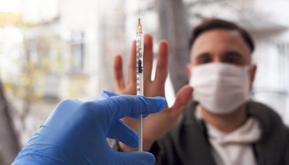 Aux États-Unis, certains croyants cherchent à obtenir une exemption religieuse pour éviter le vaccin. Aux États-Unis, certains croyants cherchent à obtenir une exemption religieuse pour éviter le vaccin.