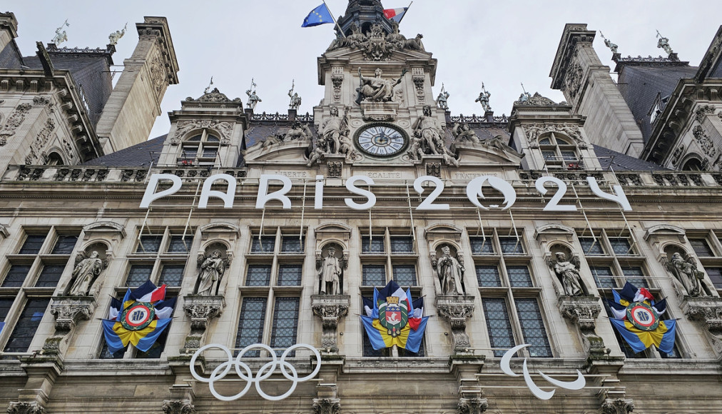 Façade de l’Hôtel de Ville annonçant les Jeux Olympiques de Paris 2024 Façade de l’Hôtel de Ville annonçant les Jeux Olympiques de Paris 2024 / ©iStock