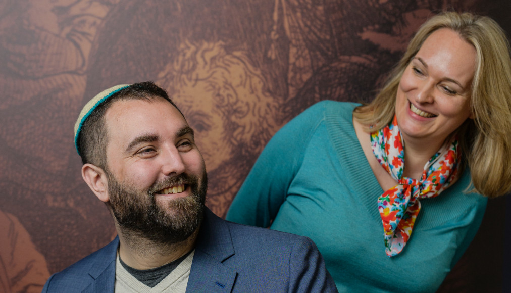 Nathan Alfred, le nouveau rabbin de la Communauté juive libérale de Genève, et Marie Cénec, pasteure réformée de l&#039;EERV / Eddy Mottaz / Le Temps