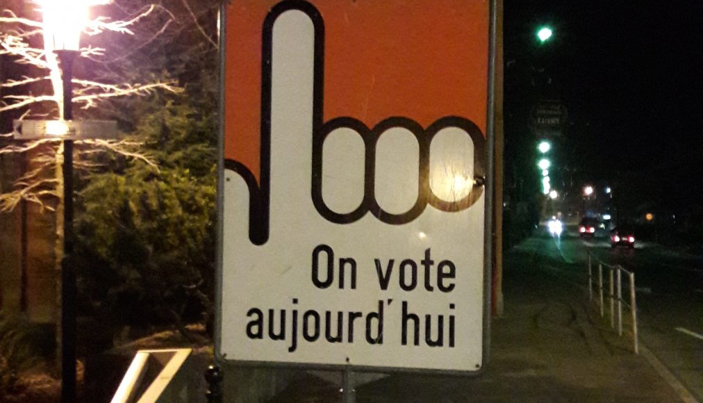 Panneau annonçant une votation Panneau annonçant une votation