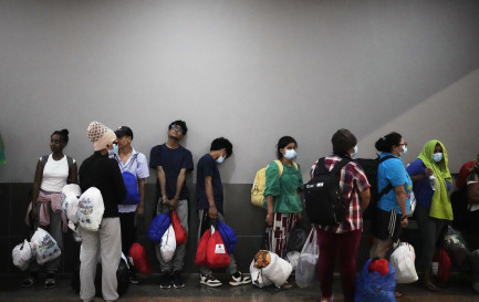 Des migrants, pour la plupart originaires de pays asiatiques, attendent d&#039;être transportés vers des hôtels après leur arrivée à Panama City le samedi 8 mars 2025, après avoir passé des semaines dans un camp d&#039;immigration temporaire panaméen à la suite de leur expulsion des États-Unis et de leur libération à la condition qu&#039;ils quittent le pays dans un délai de 30 jours. / Keystone