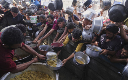 Des Palestiniens luttent pour obtenir des dons de nourriture dans une cuisine communautaire à Khan Younis, dans la bande de Gaza, le vendredi 16 mai 2025. / Keystone