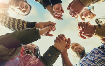 Unis dans la prière / @ iStock/ Cecilie Arcurs