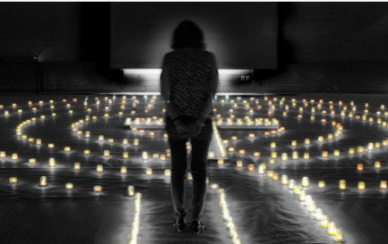 Le labyrinthe de lumière, se déplacer dans l’espace et marcher au fond de soi. © DR / Le labyrinthe de lumière, se déplacer dans l’espace et marcher au fond de soi. © DR